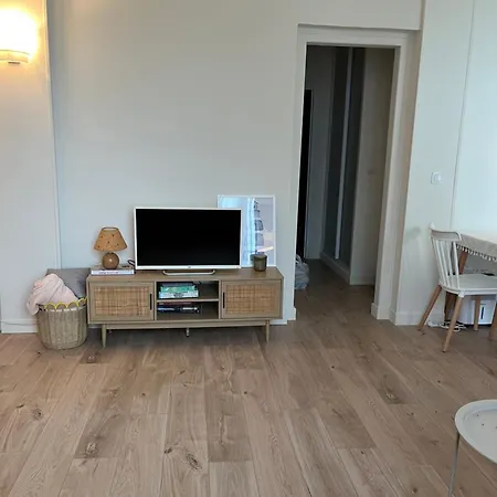 Beachside Retreat With Lots Of Natural Light Luc-sur-Mer